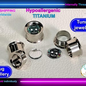 Peut inclure: Un ensemble de quatre tunnels d'oreille en titane argenté avec un motif de crâne. Les tunnels sont filetés intérieurement et vendus individuellement. Titane hypoallergénique. Bijoux de tunnel.