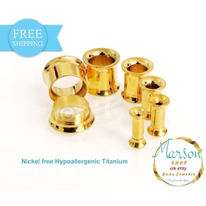 Peut inclure: Un ensemble de six jauges d'oreille en titane de couleur dorée, également appelées bouchons d'oreille ou tunnels, de différentes tailles. Les jauges sont sans nickel et hypoallergéniques. Le texte "Nickel free Hypoallergenic Titanium" est visible sous les jauges. Le texte "Marson SHOP ON ETSY Body Jewelry Handmade Items" est visible dans le coin inférieur droit de l'image.