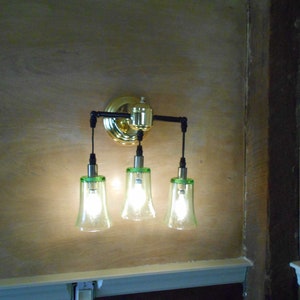 Tre Lamp Wall Sconce, con chiaro verde impronta vetro Shades.