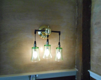 Tres lámparas de pared Sconce, con sombras de cristal de impresión verde claro.