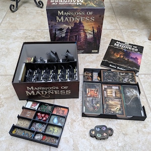 Organizador de jogo completo Mansions of Madness | serve para cartas com capa | Solução de armazenamento impressa em 3D para MoM 2ª edição