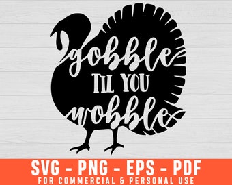 Może przedstawiać: Czarna sylwetka indyka z białym napisem "gobble til you wobble" nałożonym na korpus. Projekt przedstawiono na jasnym tle o fakturze drewna z pomarańczowym banerem na dole, na którym widnieją formaty plików.