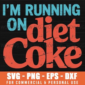 Può includere: Grafica digitale con il testo "I'M RUNNING ON diet Coke" in caratteri blu e arancioni. La parte inferiore della grafica include i tipi di file: SVG, PNG, EPS e DXF. La grafica è per uso commerciale e personale.