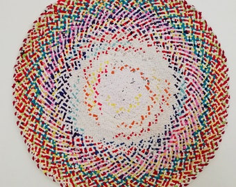 Art textile façon mandala à partir de vêtements usagés