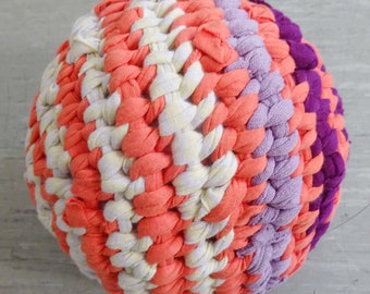 Boule molle légère nouée dans les tons oranges, oreillers, objet d'art et jouets