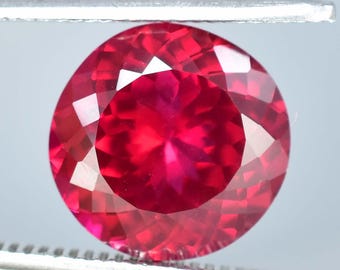 Rubi vermelho sangue de pombo de Moçambique, raro, natural e impecável, lapidado redondo, certificado, qualidade AAA+. Gema ideal para confecção de anéis e joias.