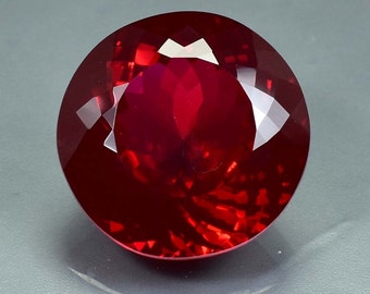 Rubi vermelho sangue de pombo de Moçambique, raro, natural e impecável, lapidado redondo, certificado, qualidade AAA+. Gema ideal para confecção de anéis e joias.