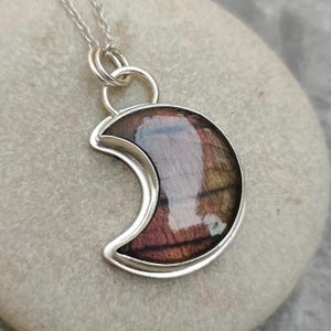 Colgante de luna creciente de labradorita y plata