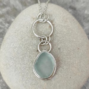 Colgante circular de plata y cristal marino Seaham azul pálido