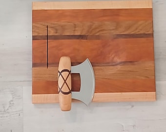 Peut inclure: Une planche à découper en bois avec un motif de grain de bois décoratif et un couteau à fromage en métal avec un manche en bois. Le couteau a une lame incurvée et un motif décoratif sur le manche.