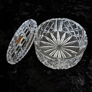 Può includere: Un vassoio da portata in legno fatto a mano con finitura naturale. Il vassoio ha una forma rettangolare con angoli arrotondati e bordi rialzati. È progettato con due manici. Misura circa 40 cm di lunghezza e 25 cm di larghezza.