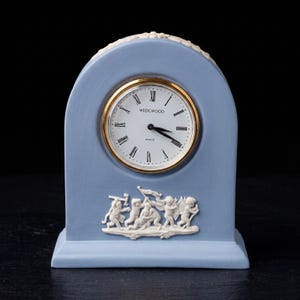 Vintage Wedgwood Jasperware Blue Mantel Clock Cherub Quartz Clock England