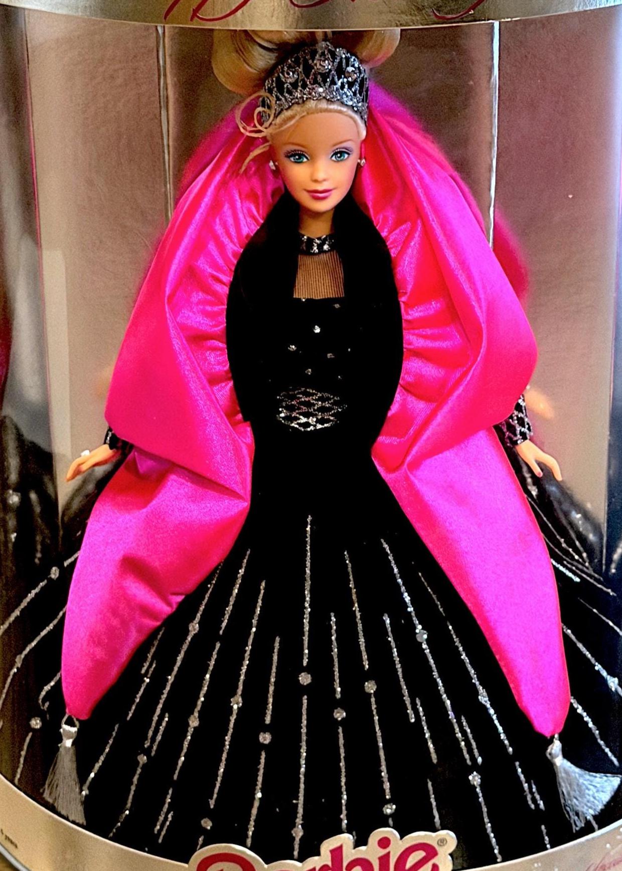 holiday barbie black and pink dress Vintage Happy Holidays Special Edition Gown Shawl New in Box - Nostalgia Retro Doll - MX1004 color:White As a bonus Model_Roberta Black Semi-Formal Dresses |