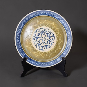 Plato decorativo vintage de cerámica de estudio firmado, color azul oliva con esgrafiado.