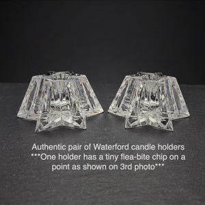 以下が含まれることがあります： 星形の透明なウォーターフォードクリスタル製キャンドルホルダーのペア。ファセット加工されたエッジと中央の円形の開口部が特徴です。Authentic pair of Waterford candle holders ***One holder has a tiny flea-bite chip on a point as shown on 3rd photo***