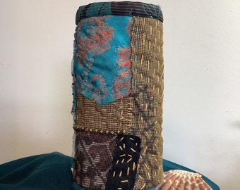 Vaso in fibra riciclata a punto lento - Toni della terra con perline decorative