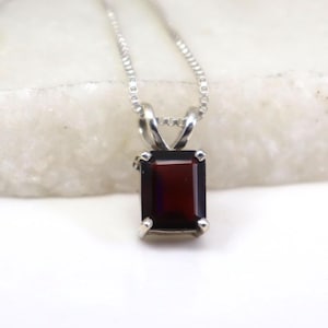 Pyrop-Almandin Granat Sterling Silber Halskette: Quadratischer roter Edelstein