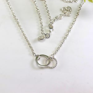 Collar de doble anillo entrelazado, collar infinito, joyería minimalista, colgante circular, regalo para mamá, hermana de la amistad y mejor amiga.