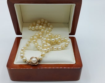 Eine klassische Kette aus naturbelassenen Süßwasserperlen mit einem punzierten Karabinerverschluss aus 333er Gold
