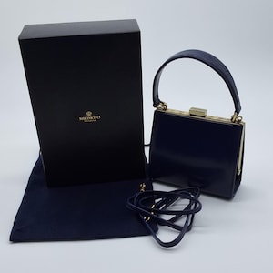 Bolso Mikimoto raro, caja original, bolsa y correa.