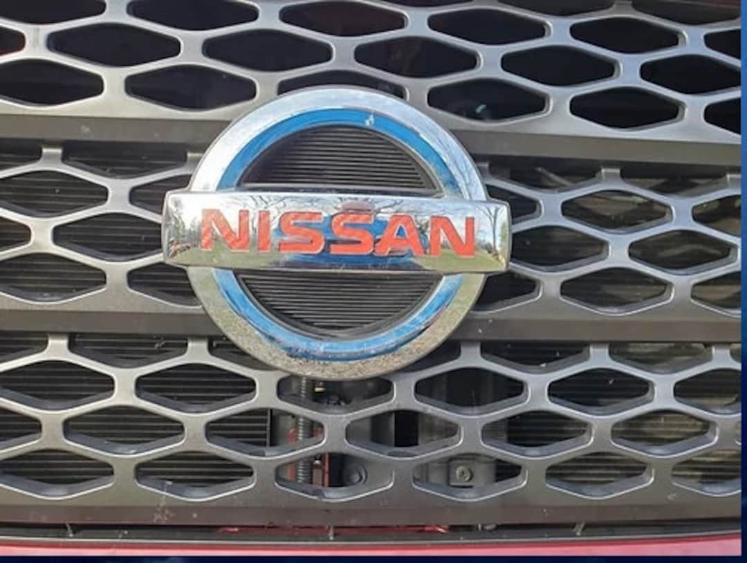 Calcomanías con emblemas de la parrilla y el portón trasero del Nissan Titan  \, image size:1080x814