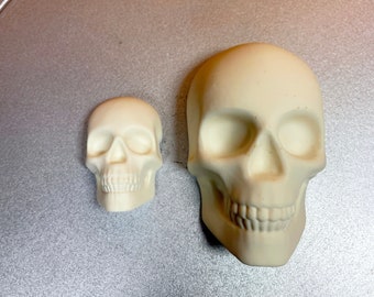 Resin skull for decoration - 1.5" & 3" sized skulls with flat back. Great for craft projects, Halloween decorations.