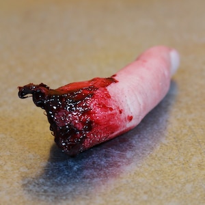 Peut inclure: Un accessoire de doigt coup&eacute; d'apparence r&eacute;aliste. Le doigt est rose p&acirc;le avec une coupe nette &agrave; l'extr&eacute;mit&eacute;, r&eacute;v&eacute;lant la chair expos&eacute;e et une mare de sang rouge fonc&eacute; et brillant. L'accessoire est con&ccedil;u pour Halloween ou les &eacute;v&eacute;nements d'horreur.