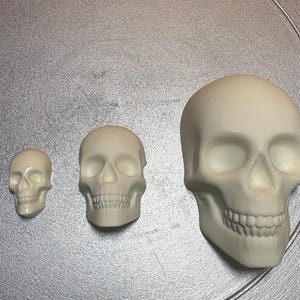 Resin skull for decoration - 1&quot;, 1.25&quot; & 3&quot; sized skulls with flat back. Great for craft projects, Halloween decorations.