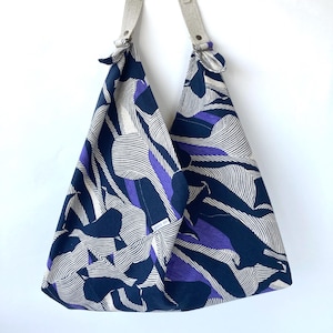 Japanse knooptas – Abstracte wervelprint in marineblauw, handgemaakte herbruikbare stoffen draagtas, opvallende grafische, ecologische tas voor dagelijks gebruik