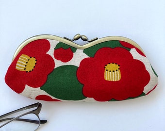 Estuche para gafas con cierre de camelia roja – Estampado floral japonés