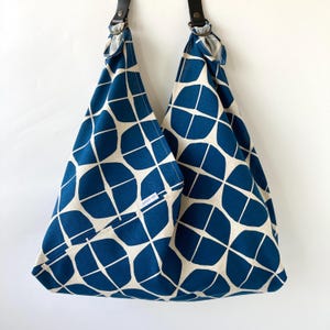 Moderne blaue, geometrische japanische Knotentasche mit Ledergriffen – Wiederverwendbare Tragetasche im Origami-Stil