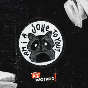 Könnte beinhalten: Ein weißer gestickter Aufnäher mit einer Schwarzweiß-Illustration eines Waschbären und dem Text "Am I a joke to you?"