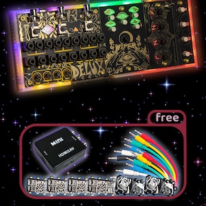 Puede incluir: Sintetizador de música electrónica negro y dorado con las palabras "DELUX" y "WIPER" impresas. El sintetizador tiene múltiples perillas, conectores e interruptores. La imagen también incluye un convertidor HDMI a AV negro, cables y otros accesorios.