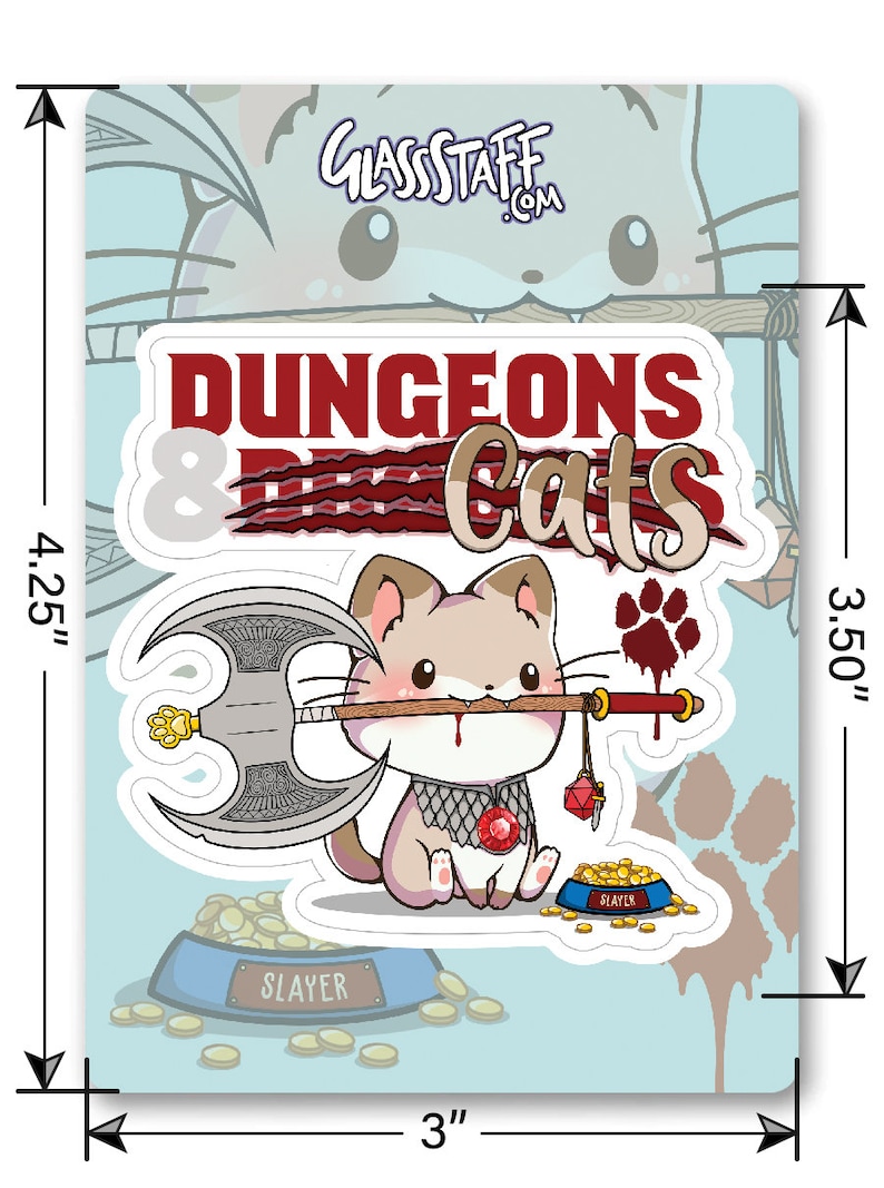 K&ouml;nnte beinhalten: Ein wei&szlig;er Aufkleber mit einer Comic-Katze, die eine Streitaxt h&auml;lt. Die Katze tr&auml;gt Kettenhemd und einen roten Edelstein. Der Aufkleber lautet "Dungeons & Dragons Cats" in roter und wei&szlig;er Schrift. Der Aufkleber ist 3 Zoll breit und 3,5 Zoll hoch.