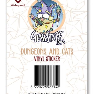 K&ouml;nnte beinhalten: Ein Vinyl-Aufkleber mit einem Cartoon-Zauberer mit einem Pinsel und einem bunten Bart. Der Aufkleber ist wei&szlig; mit einem schwarz-wei&szlig;en Barcode und dem Text "Dungeons and Cats Vinyl Sticker" und "GLASSTAFF.COM".