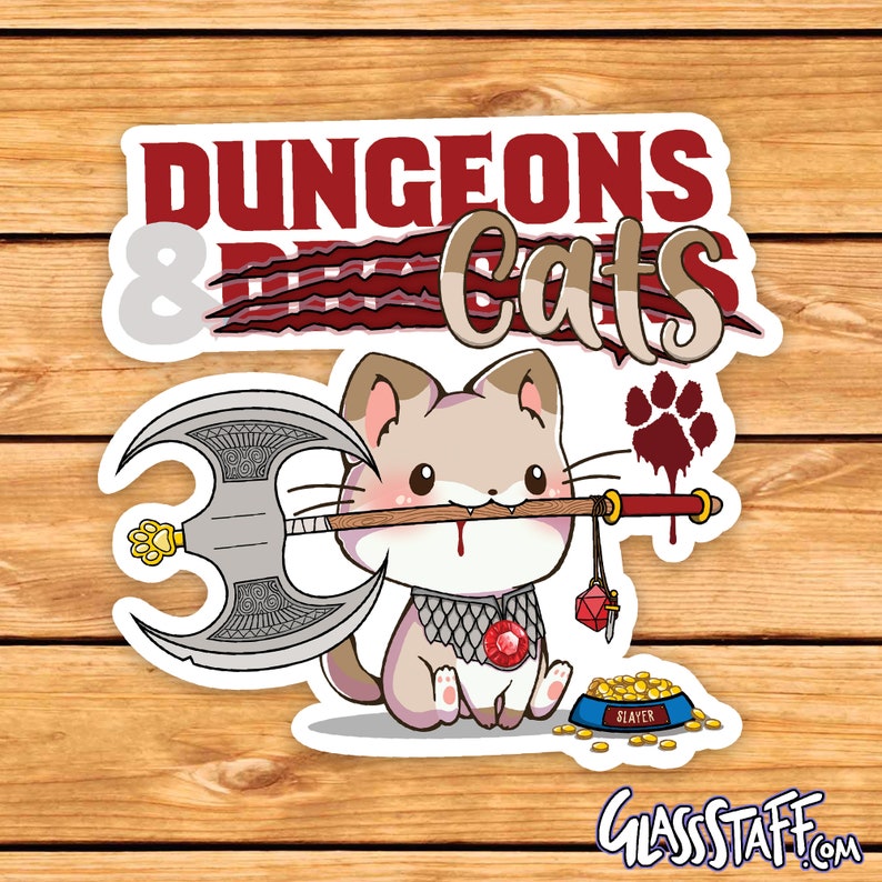 K&ouml;nnte beinhalten: Ein wei&szlig;er Aufkleber mit einer Comic-Katze, die eine Streitaxt h&auml;lt. Die Katze tr&auml;gt ein Kettenhemd-Halsband und hat einen roten Edelstein auf der Brust. Der Text "Dungeons & Dragons Cats" befindet sich oben auf dem Aufkleber.