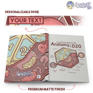 Puede incluir: Un libro cerrado con una ilustración colorida de un dado de 20 caras en la portada. El dado se representa como un diagrama anatómico con varios órganos y partes del cuerpo etiquetados. El título del libro es "Anatomía del D20".