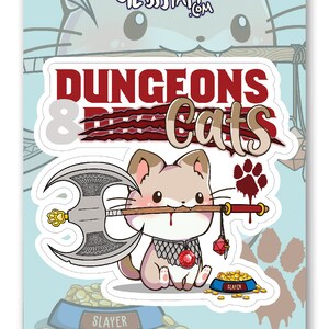 K&ouml;nnte beinhalten: Ein wei&szlig;er Aufkleber mit einer Comic-Katze, die eine Streitaxt und einen roten Edelstein h&auml;lt. Die Katze tr&auml;gt Kettenhemd und hat einen roten Pfotenabdruck auf der Wange. Der Text "Dungeons & Dragons Cats" befindet sich &uuml;ber der Katze in Rot und Wei&szlig;.