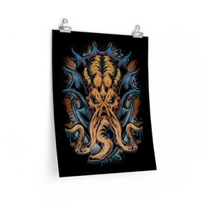 Puede incluir: Una ilustración digital de un pulpo amarillo y naranja con detalles azules y morados. El pulpo tiene una expresión amenazante y está rodeado de un fondo negro con salpicaduras de pintura azul y naranja.