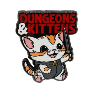 Peut inclure: Épinglette en émail représentant un chaton de dessin animé avec une fourrure orange et blanche, portant une cape gris foncé et tenant une épée. L'épingle porte les mots "DUNGEONS & KITTENS" en lettres rouges et blanches.