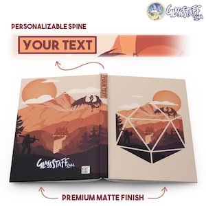 Puede incluir: Un cuaderno personalizado con un acabado mate. La portada presenta una escena de paisaje con una cordillera montañosa, un castillo, una cascada y un dragón. El lomo es personalizable con texto. La contraportada presenta una imagen estilizada de un dado de 20 caras con una escena de paisaje similar en su interior.