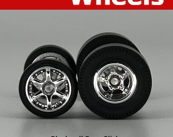 Peut inclure: Deux pneus slicks de dragster à flancs noirs à l'échelle 1:64 avec des jantes chromées à 5 et 6 rayons. Les jantes mesurent 10 mm et 12 mm de diamètre.