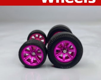 Peut inclure: Ensemble de quatre jantes et pneus Hot Wheels de 10/12 mm en rose mexicain à 7 rayons. Les jantes sont noires avec une finition rose et les pneus sont noirs.