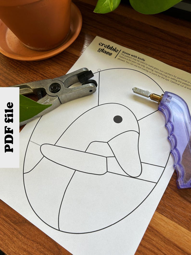 Puede incluir: Un dibujo en blanco y negro de una oca en una hoja de papel blanca. El papel est&aacute; rodeado por un cortador de vidrio, una herramienta de cortador de vidrio y un par de alicates. El texto "Goose with knife" est&aacute; impreso en el papel. El texto "crebbie glass" est&aacute; impreso en el papel.