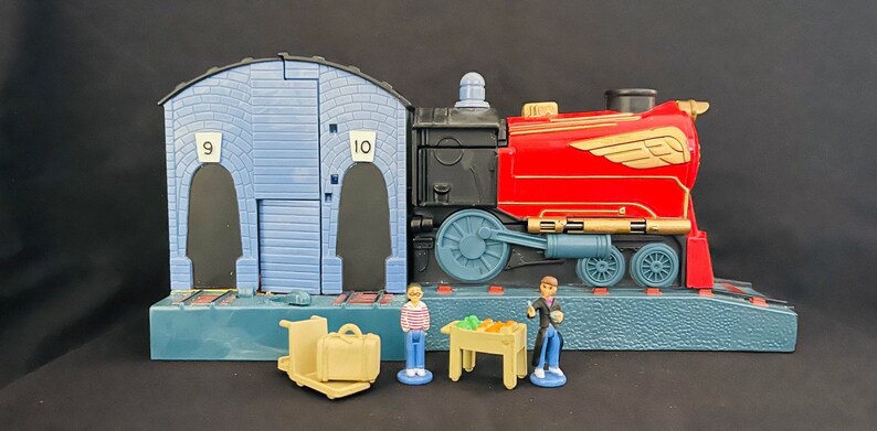Vintage shops Disney Polly Pocket Harry Potter Hogwarts Plateform 9 3/4 Playset, 100% Complete in Excellent condition