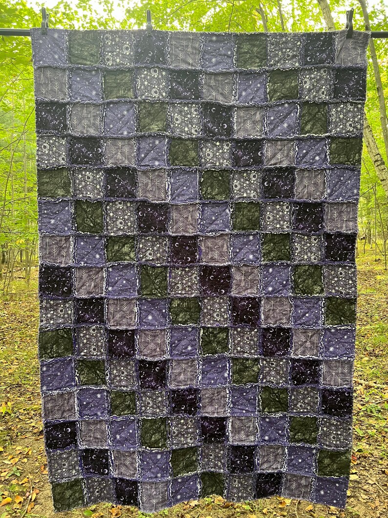Rising Star Wolf Moon Lightweight & Breathable Quilt With Edge-wrapping Strips