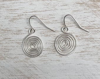 Örhängen med silvertrådspiral