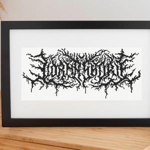 Op de afbeelding: Zwartgelijst kunstwerk met het woord "MORBIDITY" in een gotisch lettertype. De zwarte tekst staat tegen een witte achtergrond. Het kunstwerk wordt gepresenteerd op een houten oppervlak.