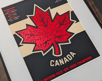 Puede incluir: Un póster negro y dorado con una hoja de arce roja hecha de texto. El texto incluye los nombres de jugadores de hockey canadienses. El póster dice "Canadá 4 Nations Face-Off 2025 Champions".