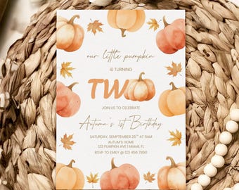 Może przedstawiać: Jesienna zaproszenie z akwarelowymi dyniami i liśćmi. Tekst brzmi "our little pumpkin is turning TWO" i "Autumn's 1st Birthday". Zaproszenie zawiera szczegóły wydarzenia, takie jak data, godzina, miejsce i informacje RSVP.